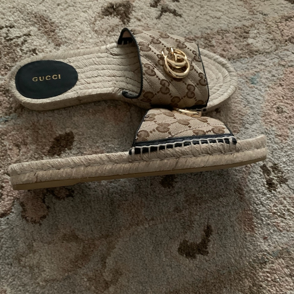 Gucci Sandals sz 38 worn twice with Box